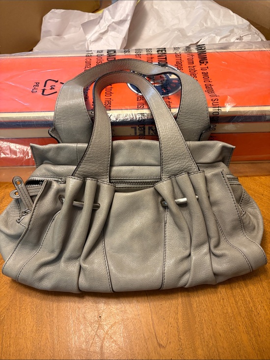 TENTAZIONE DUE IT Handbags - CLASSY TENTAZIONE DUE GRAY LEATHER POCKET BOOK 🌹